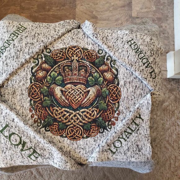 Claddagh Blanket - Picture 1 of 7